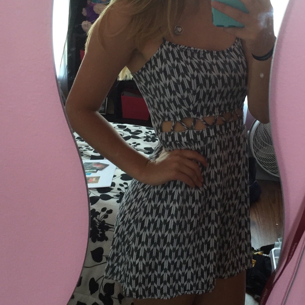 Black and White Summer Dress - Picture 3 of 3